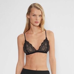 Aritzia Talula Elegant Black Lace Bralette v neck scalloped bra